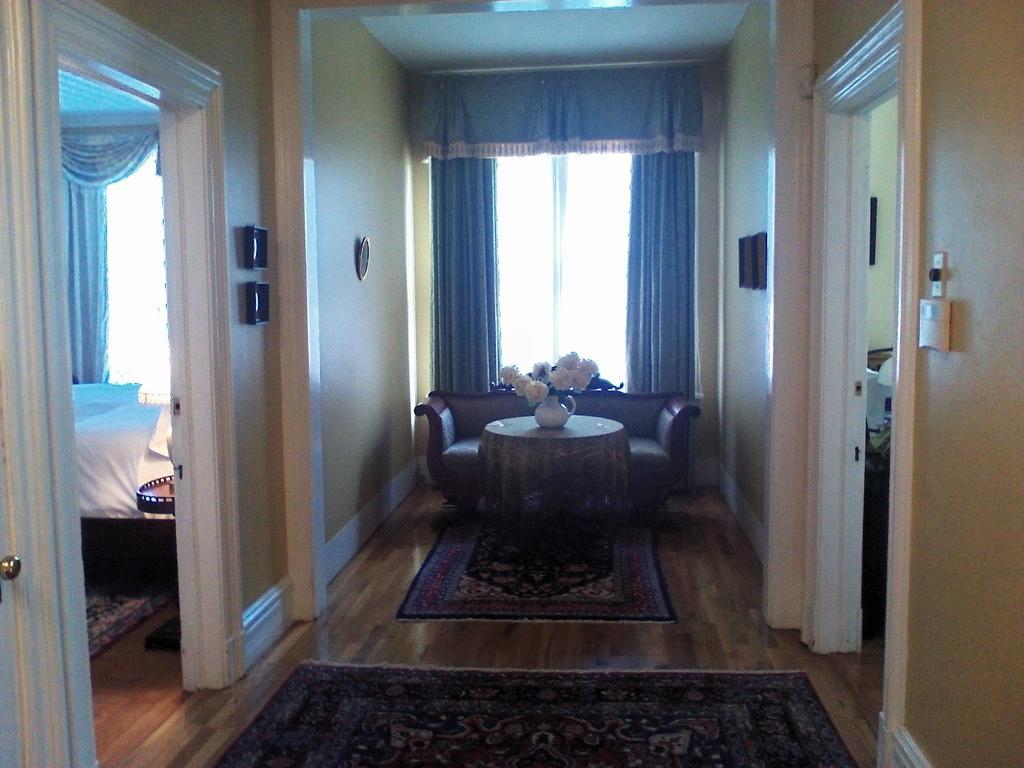 A Kingston Bed & Breakfast Exterior photo