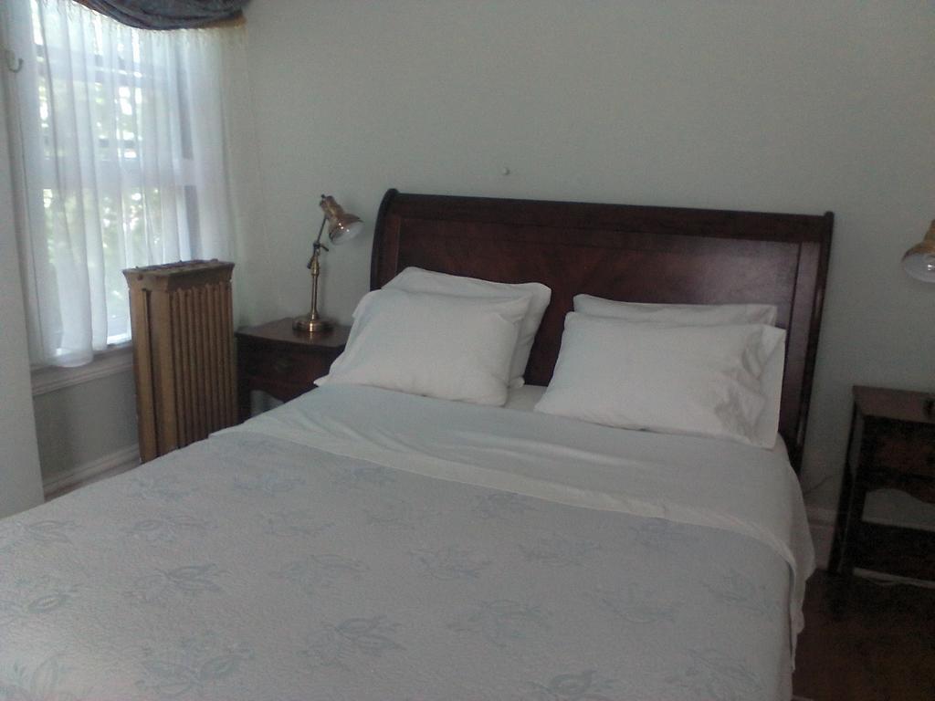 A Kingston Bed & Breakfast Exterior photo