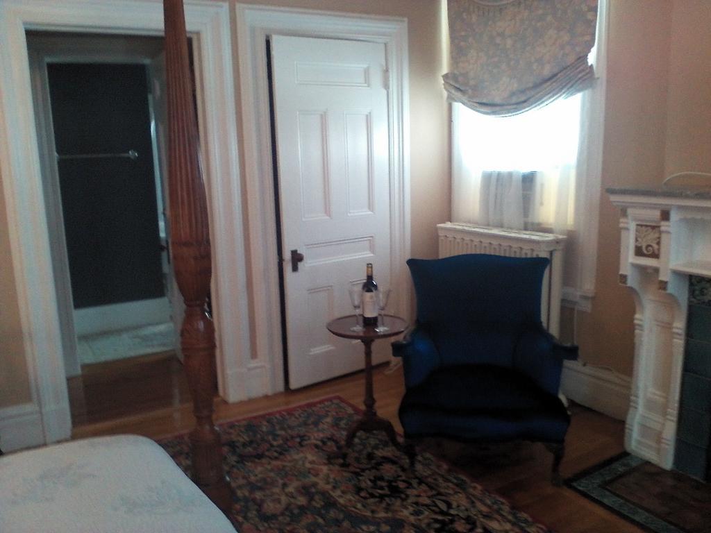 A Kingston Bed & Breakfast Exterior photo